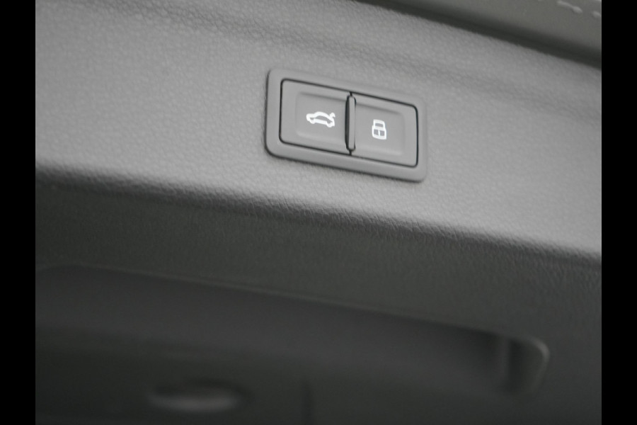 Audi Q3 45 TFSI e S Line Plug In Hybrid 245pk Dealer O.H PHEV | Trekhaak Af Fabriek | Panodak | Adaptive Cruise | Sportstoelen Verwarmd | Apple Carplay | Keyless | Navigatie | Virtual |  DAB |