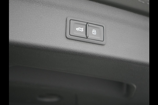 Audi Q3 45 TFSI e S Line Plug In Hybrid 245pk Dealer O.H PHEV | Trekhaak Af Fabriek | Panodak | Adaptive Cruise | Sportstoelen Verwarmd | Apple Carplay | Keyless | Navigatie | Virtual |  DAB |
