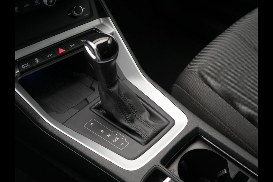 Audi Q3 45 TFSI e S Line Plug In Hybrid 245pk Dealer O.H PHEV | Trekhaak Af Fabriek | Panodak | Adaptive Cruise | Sportstoelen Verwarmd | Apple Carplay | Keyless | Navigatie | Virtual |  DAB |