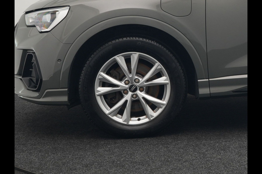 Audi Q3 45 TFSI e S Line Plug In Hybrid 245pk Dealer O.H PHEV | Trekhaak Af Fabriek | Panodak | Adaptive Cruise | Sportstoelen Verwarmd | Apple Carplay | Keyless | Navigatie | Virtual |  DAB |