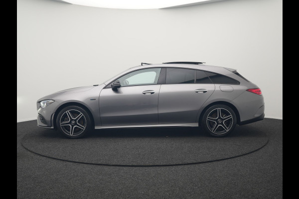 Mercedes-Benz CLA-Klasse Shooting Brake 250 e AMG Plug In Hybrid 218pk Dealer O.H PHEV | Trekhaak Af Fabriek | Panodak | Burmester Sound | Adaptive Cruise | Alcantara Sportstoelen Verwarmd | Sfeerverlichting | WideScreen | Navigatie |