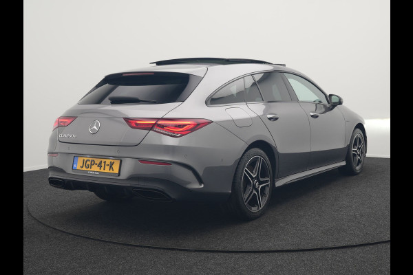 Mercedes-Benz CLA-Klasse Shooting Brake 250 e AMG Plug In Hybrid 218pk Dealer O.H PHEV | Trekhaak Af Fabriek | Panodak | Burmester Sound | Adaptive Cruise | Alcantara Sportstoelen Verwarmd | Sfeerverlichting | WideScreen | Navigatie |