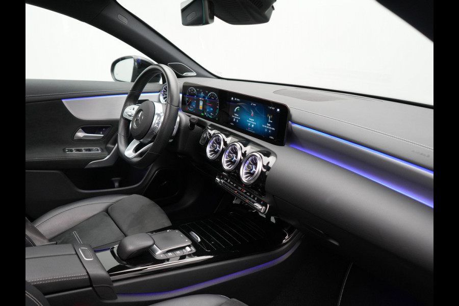 Mercedes-Benz CLA-Klasse Shooting Brake 250 e AMG Plug In Hybrid 218pk Dealer O.H PHEV | Trekhaak Af Fabriek | Panodak | Burmester Sound | Adaptive Cruise | Alcantara Sportstoelen Verwarmd | Sfeerverlichting | WideScreen | Navigatie |