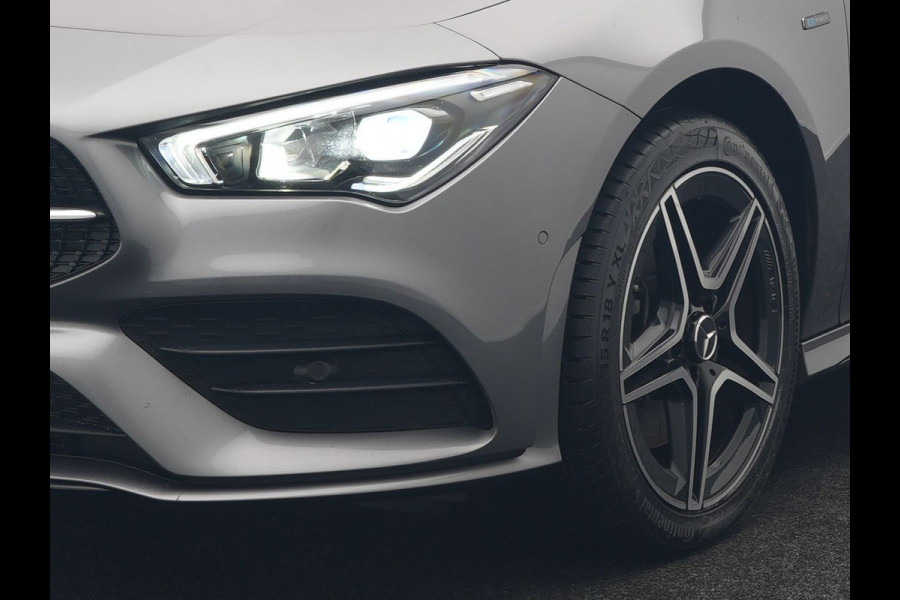 Mercedes-Benz CLA-Klasse Shooting Brake 250 e AMG Plug In Hybrid 218pk Dealer O.H PHEV | Trekhaak Af Fabriek | Panodak | Burmester Sound | Adaptive Cruise | Alcantara Sportstoelen Verwarmd | Sfeerverlichting | WideScreen | Navigatie |
