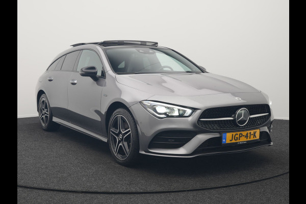 Mercedes-Benz CLA-Klasse Shooting Brake 250 e AMG Plug In Hybrid 218pk Dealer O.H PHEV | Trekhaak Af Fabriek | Panodak | Burmester Sound | Adaptive Cruise | Alcantara Sportstoelen Verwarmd | Sfeerverlichting | WideScreen | Navigatie |