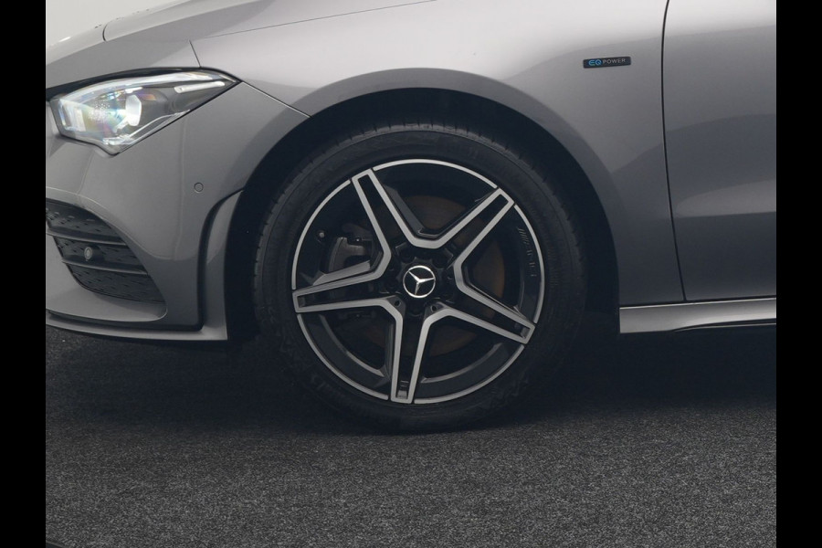 Mercedes-Benz CLA-Klasse Shooting Brake 250 e AMG Plug In Hybrid 218pk Dealer O.H PHEV | Trekhaak Af Fabriek | Panodak | Burmester Sound | Adaptive Cruise | Alcantara Sportstoelen Verwarmd | Sfeerverlichting | WideScreen | Navigatie |