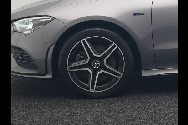 Mercedes-Benz CLA-Klasse Shooting Brake 250 e AMG Plug In Hybrid 218pk Dealer O.H PHEV | Trekhaak Af Fabriek | Panodak | Burmester Sound | Adaptive Cruise | Alcantara Sportstoelen Verwarmd | Sfeerverlichting | WideScreen | Navigatie |