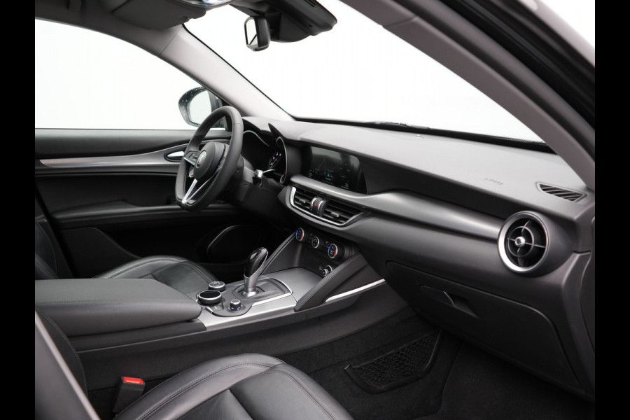 Alfa Romeo Stelvio 2.0 T AWD B-Tech Business Edition Automaat 200pk | Adaptive Cruise | Lederen Sportstoelen Memory & Verwarmd | Camera | Stuurwiel Verwarmd | Navigatie | DAB |