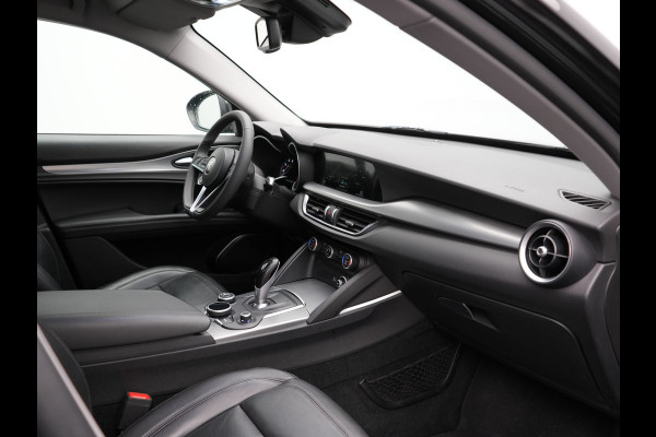 Alfa Romeo Stelvio 2.0 T AWD B-Tech Business Edition Automaat 200pk | Adaptive Cruise | Lederen Sportstoelen Memory & Verwarmd | Camera | Stuurwiel Verwarmd | Navigatie | DAB |