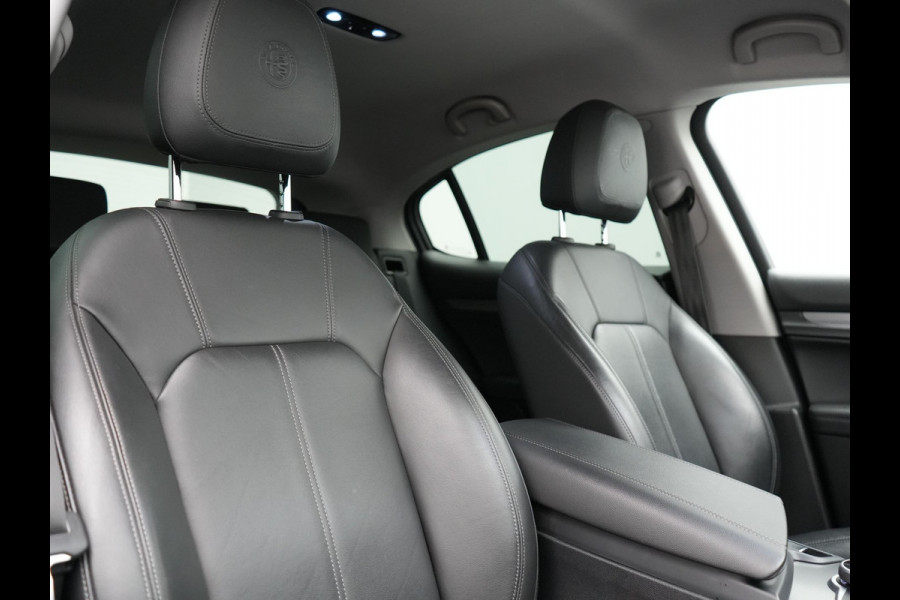 Alfa Romeo Stelvio 2.0 T AWD B-Tech Business Edition Automaat 200pk | Adaptive Cruise | Lederen Sportstoelen Memory & Verwarmd | Camera | Stuurwiel Verwarmd | Navigatie | DAB |