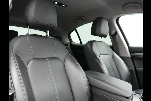 Alfa Romeo Stelvio 2.0 T AWD B-Tech Business Edition Automaat 200pk | Adaptive Cruise | Lederen Sportstoelen Memory & Verwarmd | Camera | Stuurwiel Verwarmd | Navigatie | DAB |