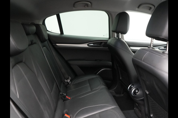 Alfa Romeo Stelvio 2.0 T AWD B-Tech Business Edition Automaat 200pk | Adaptive Cruise | Lederen Sportstoelen Memory & Verwarmd | Camera | Stuurwiel Verwarmd | Navigatie | DAB |