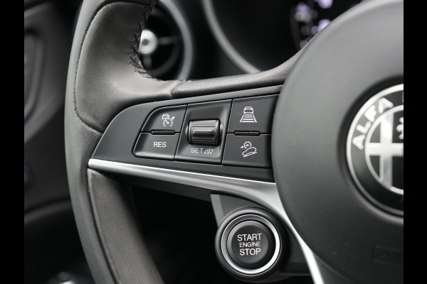 Alfa Romeo Stelvio 2.0 T AWD B-Tech Business Edition Automaat 200pk | Adaptive Cruise | Lederen Sportstoelen Memory & Verwarmd | Camera | Stuurwiel Verwarmd | Navigatie | DAB |
