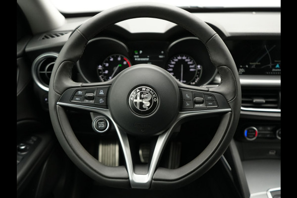 Alfa Romeo Stelvio 2.0 T AWD B-Tech Business Edition Automaat 200pk | Adaptive Cruise | Lederen Sportstoelen Memory & Verwarmd | Camera | Stuurwiel Verwarmd | Navigatie | DAB |