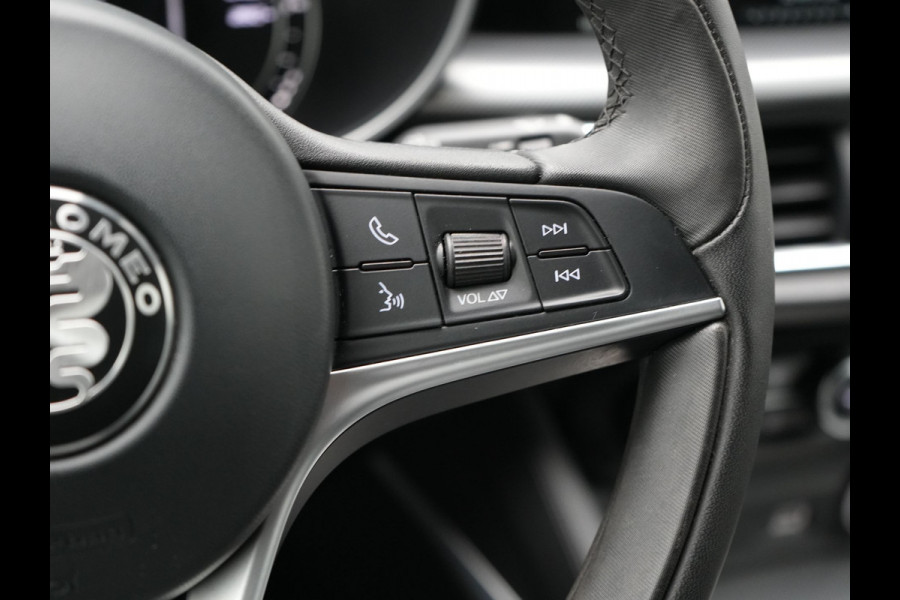 Alfa Romeo Stelvio 2.0 T AWD B-Tech Business Edition Automaat 200pk | Adaptive Cruise | Lederen Sportstoelen Memory & Verwarmd | Camera | Stuurwiel Verwarmd | Navigatie | DAB |