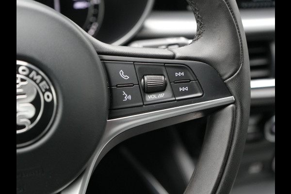 Alfa Romeo Stelvio 2.0 T AWD B-Tech Business Edition Automaat 200pk | Adaptive Cruise | Lederen Sportstoelen Memory & Verwarmd | Camera | Stuurwiel Verwarmd | Navigatie | DAB |