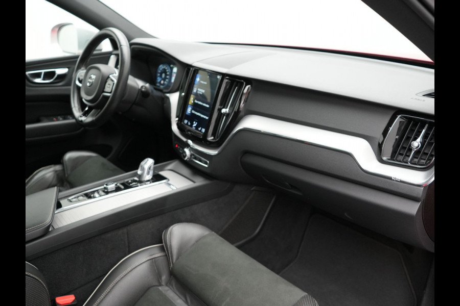 Volvo XC60 T8 Twin Engine AWD R-Design Plug in Hybrid 391pk PHEV | Trekhaak af Fabriek | Panodak | Pilot Assist | Adaptive Cruise | 360 Camera | Carplay | Keyless |