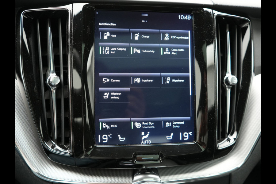 Volvo XC60 T8 Twin Engine AWD R-Design Plug in Hybrid 391pk PHEV | Trekhaak af Fabriek | Panodak | Pilot Assist | Adaptive Cruise | 360 Camera | Carplay | Keyless |