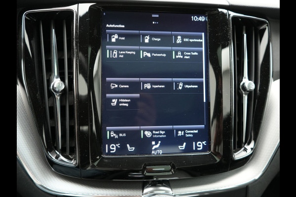 Volvo XC60 T8 Twin Engine AWD R-Design Plug in Hybrid 391pk PHEV | Trekhaak af Fabriek | Panodak | Pilot Assist | Adaptive Cruise | 360 Camera | Carplay | Keyless |