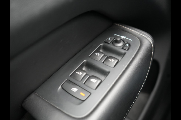 Volvo XC60 T8 Twin Engine AWD R-Design Plug in Hybrid 391pk PHEV | Trekhaak af Fabriek | Panodak | Pilot Assist | Adaptive Cruise | 360 Camera | Carplay | Keyless |