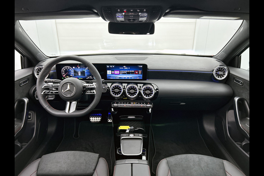 Mercedes-Benz A-Klasse 250 e Business Solution AMG | Nightpakket | Panoramaschuifdak | Multibeam LED | Stoelverwarming voor | Smartphone integratie | KEYLESS GO | Extra USB-poorten |