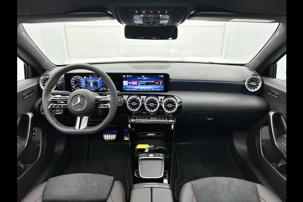 Mercedes-Benz A-Klasse 250 e Business Solution AMG | Nightpakket | Panoramaschuifdak | Multibeam LED | Stoelverwarming voor | Smartphone integratie | KEYLESS GO | Extra USB-poorten |