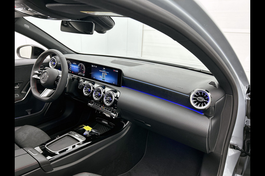 Mercedes-Benz A-Klasse 250 e Business Solution AMG | Nightpakket | Panoramaschuifdak | Multibeam LED | Stoelverwarming voor | Smartphone integratie | KEYLESS GO | Extra USB-poorten |