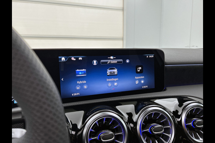 Mercedes-Benz A-Klasse 250 e Business Solution AMG | Nightpakket | Panoramaschuifdak | Multibeam LED | Stoelverwarming voor | Smartphone integratie | KEYLESS GO | Extra USB-poorten |