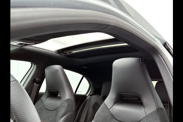 Mercedes-Benz A-Klasse 250 e Business Solution AMG | Nightpakket | Panoramaschuifdak | Multibeam LED | Stoelverwarming voor | Smartphone integratie | KEYLESS GO | Extra USB-poorten |