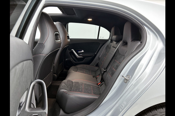 Mercedes-Benz A-Klasse 250 e Business Solution AMG | Nightpakket | Panoramaschuifdak | Multibeam LED | Stoelverwarming voor | Smartphone integratie | KEYLESS GO | Extra USB-poorten |