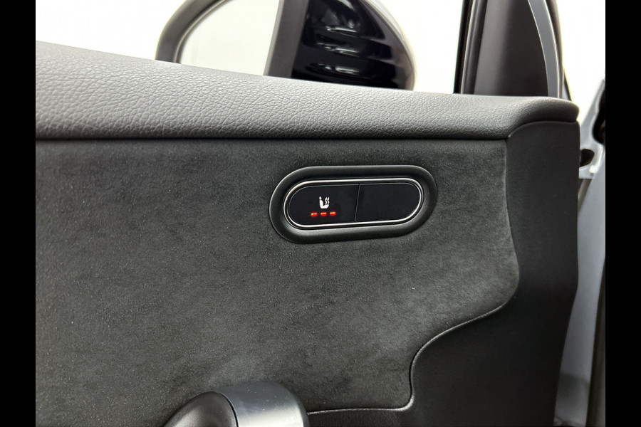 Mercedes-Benz A-Klasse 250 e Business Solution AMG | Nightpakket | Panoramaschuifdak | Multibeam LED | Stoelverwarming voor | Smartphone integratie | KEYLESS GO | Extra USB-poorten |