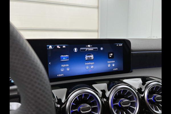 Mercedes-Benz A-Klasse 250 e Business Solution AMG | Nightpakket | Panoramaschuifdak | Multibeam LED | Stoelverwarming voor | Smartphone integratie | KEYLESS GO | Extra USB-poorten |