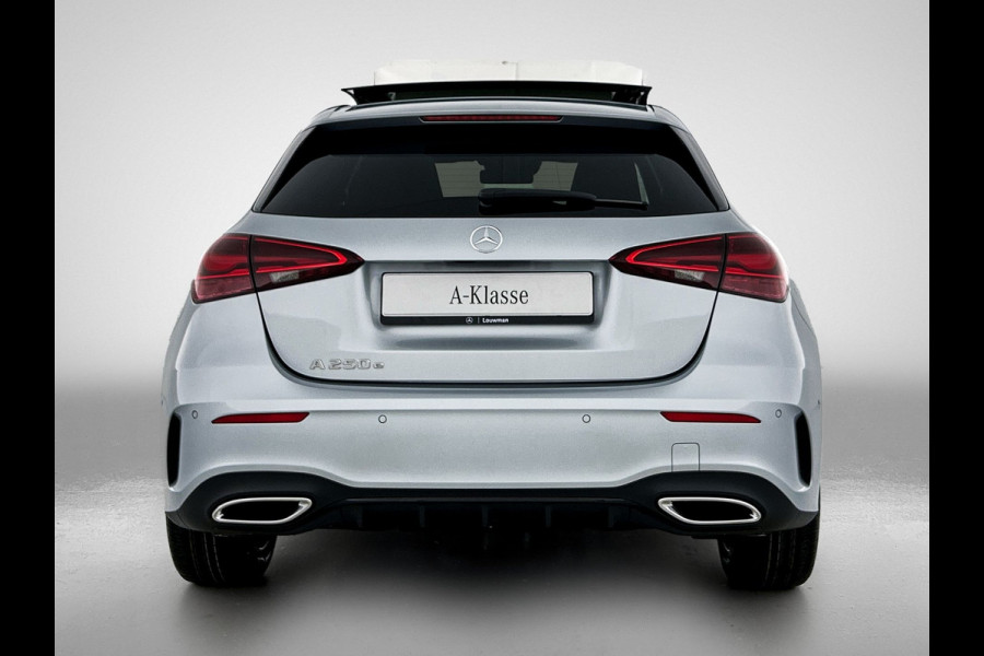 Mercedes-Benz A-Klasse 250 e Business Solution AMG | Nightpakket | Panoramaschuifdak | Multibeam LED | Stoelverwarming voor | Smartphone integratie | KEYLESS GO | Extra USB-poorten |