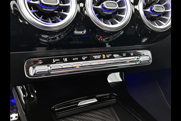 Mercedes-Benz A-Klasse 250 e Business Solution AMG | Nightpakket | Panoramaschuifdak | Multibeam LED | Stoelverwarming voor | Smartphone integratie | KEYLESS GO | Extra USB-poorten |