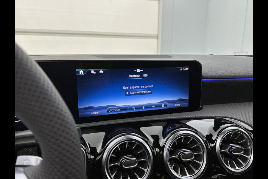 Mercedes-Benz A-Klasse 250 e Business Solution AMG | Nightpakket | Panoramaschuifdak | Multibeam LED | Stoelverwarming voor | Smartphone integratie | KEYLESS GO | Extra USB-poorten |