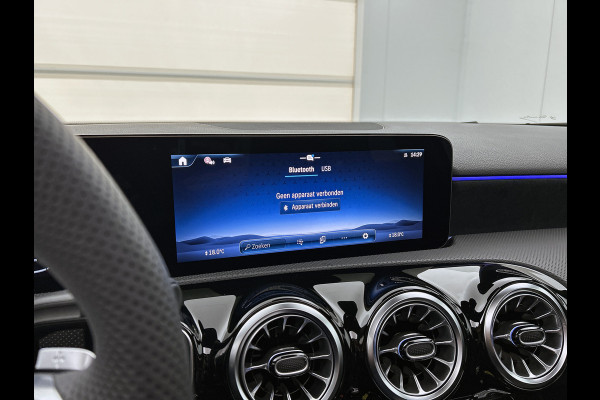 Mercedes-Benz A-Klasse 250 e Business Solution AMG | Nightpakket | Panoramaschuifdak | Multibeam LED | Stoelverwarming voor | Smartphone integratie | KEYLESS GO | Extra USB-poorten |
