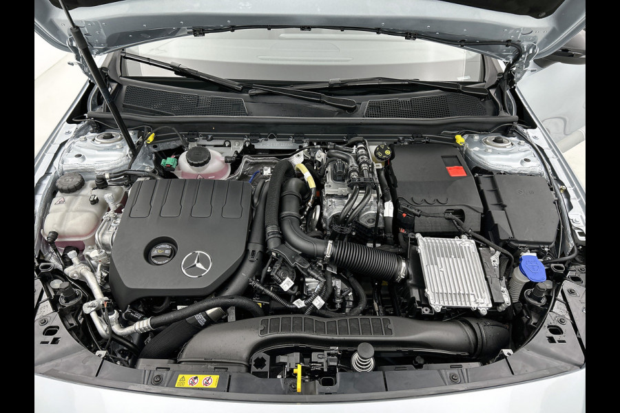 Mercedes-Benz A-Klasse 250 e Business Solution AMG | Nightpakket | Panoramaschuifdak | Multibeam LED | Stoelverwarming voor | Smartphone integratie | KEYLESS GO | Extra USB-poorten |