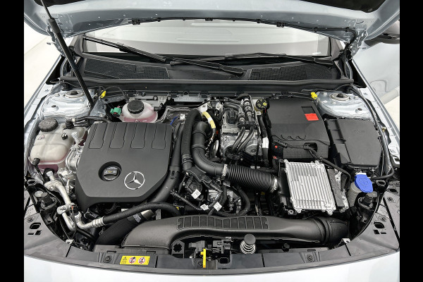 Mercedes-Benz A-Klasse 250 e Business Solution AMG | Nightpakket | Panoramaschuifdak | Multibeam LED | Stoelverwarming voor | Smartphone integratie | KEYLESS GO | Extra USB-poorten |
