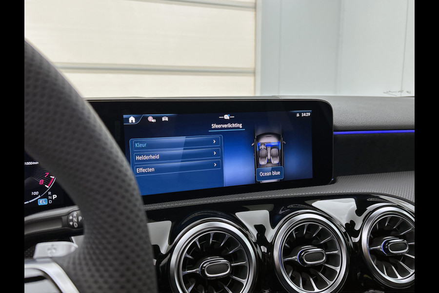 Mercedes-Benz A-Klasse 250 e Business Solution AMG | Nightpakket | Panoramaschuifdak | Multibeam LED | Stoelverwarming voor | Smartphone integratie | KEYLESS GO | Extra USB-poorten |