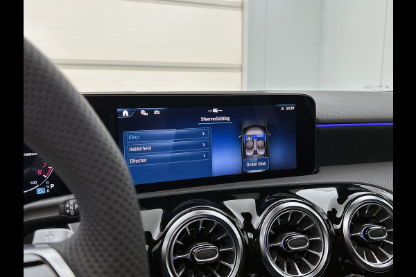 Mercedes-Benz A-Klasse 250 e Business Solution AMG | Nightpakket | Panoramaschuifdak | Multibeam LED | Stoelverwarming voor | Smartphone integratie | KEYLESS GO | Extra USB-poorten |