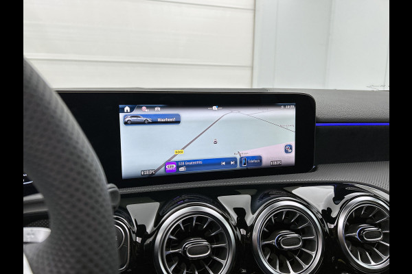 Mercedes-Benz A-Klasse 250 e Business Solution AMG | Nightpakket | Panoramaschuifdak | Multibeam LED | Stoelverwarming voor | Smartphone integratie | KEYLESS GO | Extra USB-poorten |