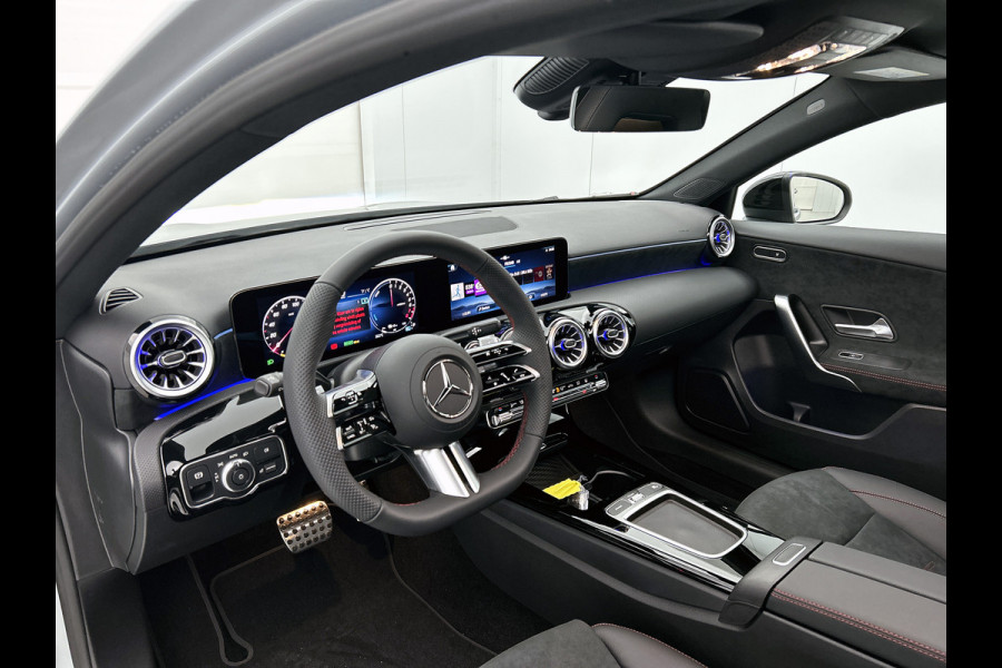 Mercedes-Benz A-Klasse 250 e Business Solution AMG | Nightpakket | Panoramaschuifdak | Multibeam LED | Stoelverwarming voor | Smartphone integratie | KEYLESS GO | Extra USB-poorten |