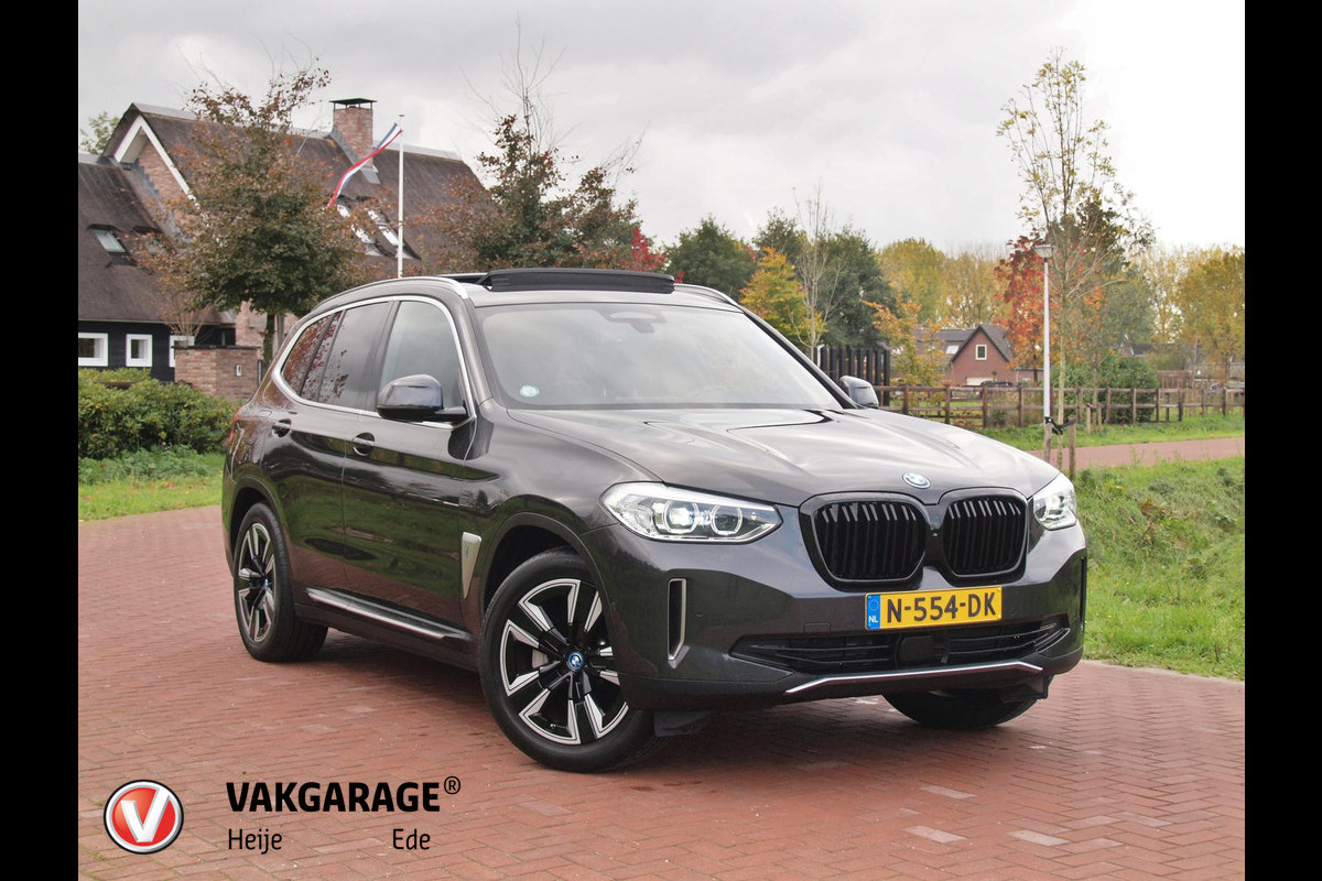 BMW iX3 Executive 80 kWh | Panoramadak | Camera | Trekhaak | Sfeerverlichting | Apple Carplay |