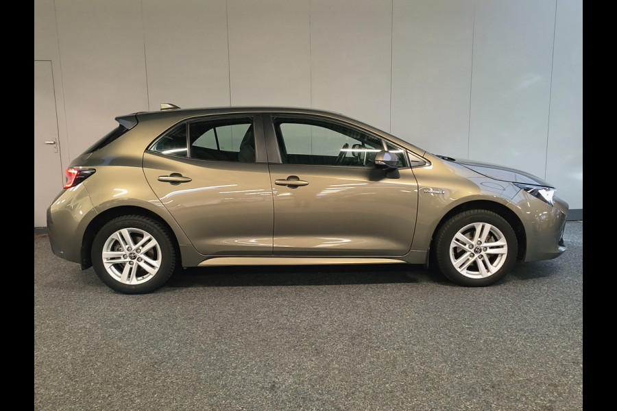 Toyota Corolla 1.8 Hybrid Active Rijklaar + 12 maanden Bovag-garantie Henk Jongen Auto's in Helmond,  al 50 jaar service zoals 't hoort!