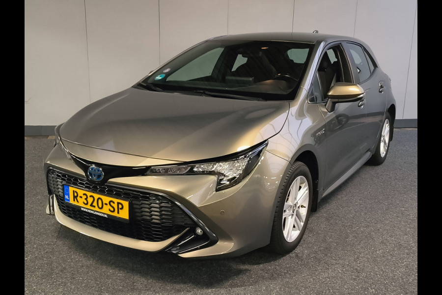 Toyota Corolla 1.8 Hybrid Active Rijklaar + 12 maanden Bovag-garantie Henk Jongen Auto's in Helmond,  al 50 jaar service zoals 't hoort!