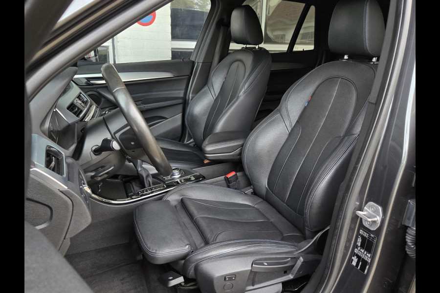 BMW X1 sDrive20i M SPORT | LEDER | TREKHAAK | NAVIGATIE | STOEL- STUURWIELVERWARMING | ELEKTR. KOFFERKLEP |