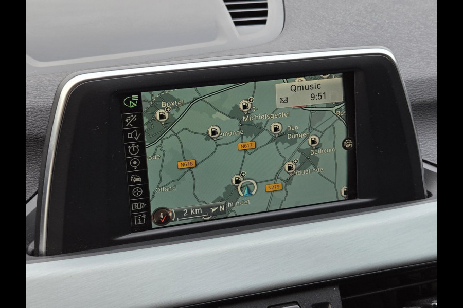 BMW X1 sDrive20i M SPORT | LEDER | TREKHAAK | NAVIGATIE | STOEL- STUURWIELVERWARMING | ELEKTR. KOFFERKLEP |