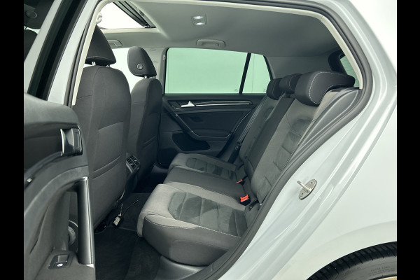 Volkswagen Golf 1.4 TSI Highline (NL-auto, Panorama, Trekhaak, Carplay, StoelV, Climate Cont, Parkeersensoren, Cruise Con, Etc)