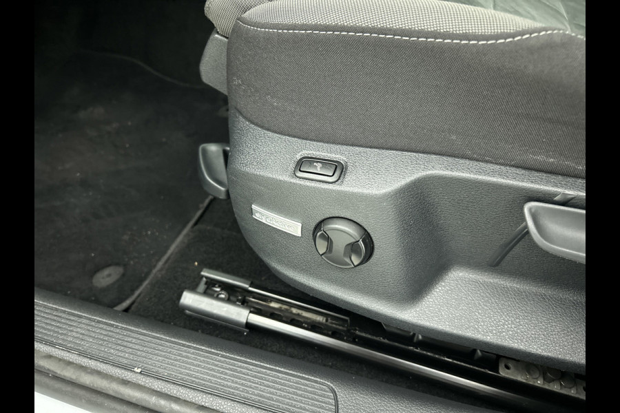 Volkswagen Golf 1.4 TSI Highline (NL-auto, Panorama, Trekhaak, Carplay, StoelV, Climate Cont, Parkeersensoren, Cruise Con, Etc)