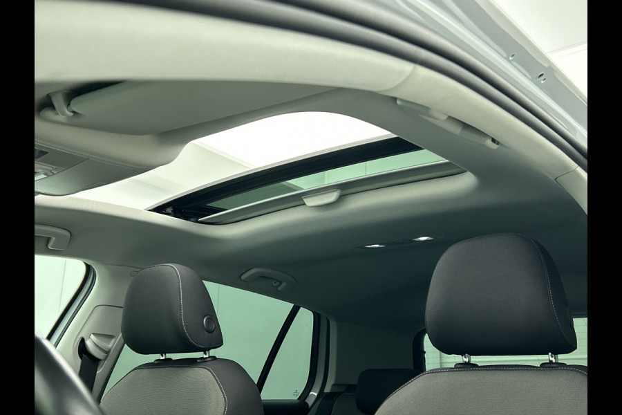 Volkswagen Golf 1.4 TSI Highline (NL-auto, Panorama, Trekhaak, Carplay, StoelV, Climate Cont, Parkeersensoren, Cruise Con, Etc)